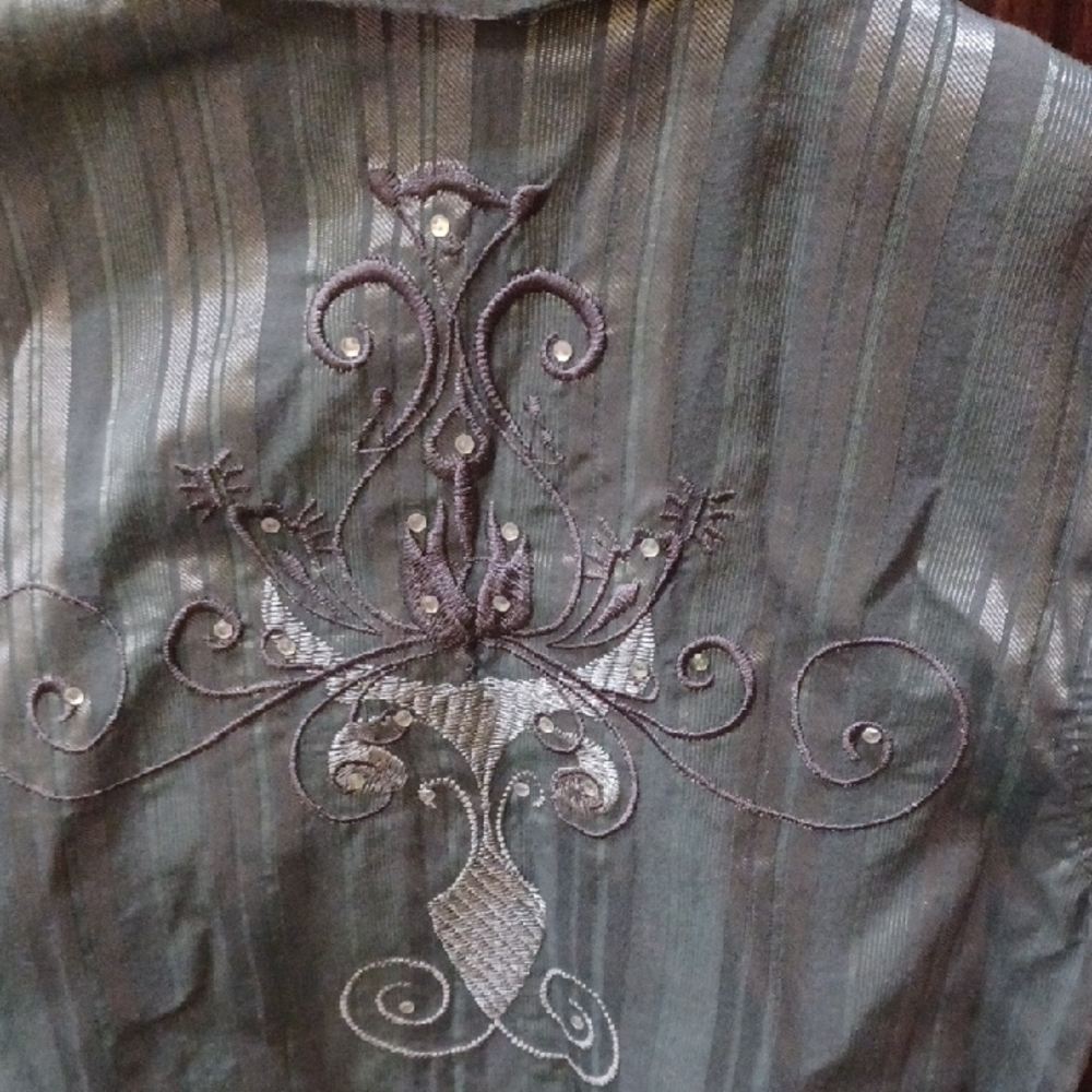 Embroidered Button-Up Shirt - Picture 4 of 6